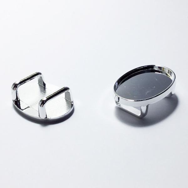 ハンドメイド等でご使用いただける帯留めのお皿がついた台座のパーツです。お皿がついているので、レジン液などで装飾がしやすい、アクセサリのパーツとしてご使用いただけます。台座長辺：約25mm 台座短辺：約18mm　高さ：約8mm　穴のサイズ：約...