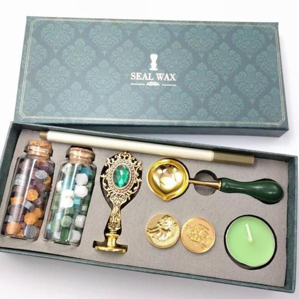 【一式が揃う】手紙などの封印として広く使われているシーリングワックスのセットです。封印を行うための道具が1箱で揃いますので、届いたその日から封蝋で封印してお手紙が出せます。シーリングワックスを使ったことがない初心者の方にもおすすめです。【セ...