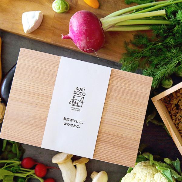 九州県産杉にこだわり、100%天然杉を使って丁寧に手仕上げで作られたぬか漬け容器。天然杉の調湿作用を活かして面倒な水抜きが不要！消臭と抗菌効果でにおいも気になりません。野菜はぬか漬けにすると野菜に含まれる栄養素が5倍以上になるというデータも...