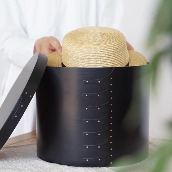 商品説明:使い込むほどに風合いを増し毎日の暮らしの癒しになってくれる存在。シェーカーボックスをモチーフにして作られた大型のオーバルボックスです。深さがあり、フタを閉めれば目隠しになるので、トイレットペーパーや掃除用品など頻繁に使う物を隠すの...