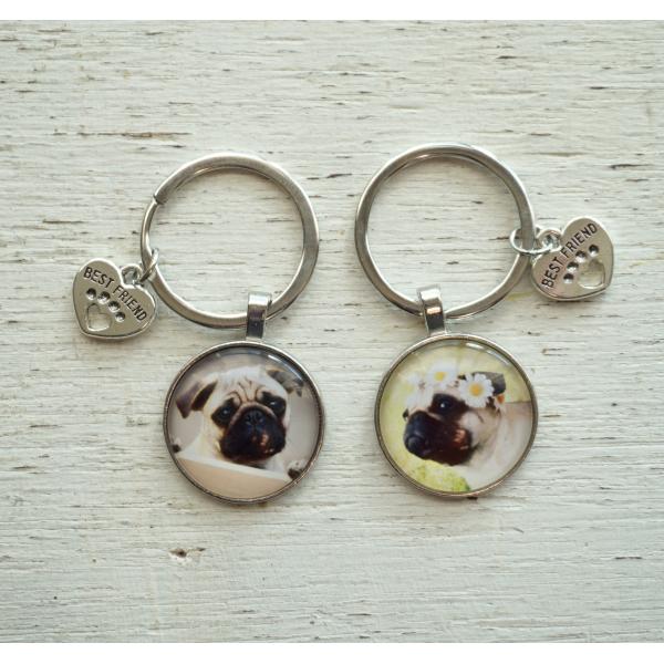 パグ柄のキーホルダー　ドーム型　かわいい　プチプラ　輸入雑貨　ＰＵＧ　ぱぐ　犬　キーリング　二重カン