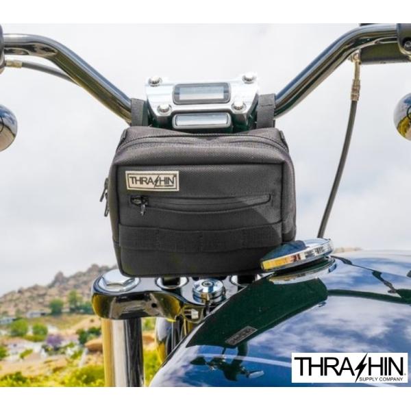 THRASHIN SUPPLY HANDLEBARBAG THB-0005スラッシンサプライ ハンドルバーバッグハンドルバー＆ライザーへ装着可能です。横方向、縦方向へ簡単に装着可能なユニバーサルアタッチメントが装備されています。4つのインナ...