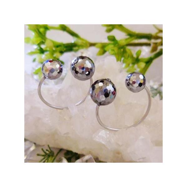 【商品説明】テラヘルツエネルギーを放出するイヤーカフ【製品仕様】　・テラヘルツビーズ128面ミラー10ミリ＋8ミリ×２本　　　テラヘルツビーズの純度は、11Nレベルの高純度シリコンです。　　　高純度シリコンは、テラヘルツエネルギーを放出して...