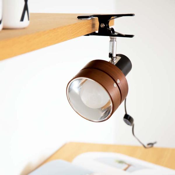 天然木とスチールを使用したクリップライト。スチールパーツはマットな塗装で仕上げています。シェードの内側はミラー板を使用。光の反射効率を高め、より明るく感じます。お部屋の間接照明として取り入れやすいアイテムです。商品サイズ本体サイズ / 横幅...