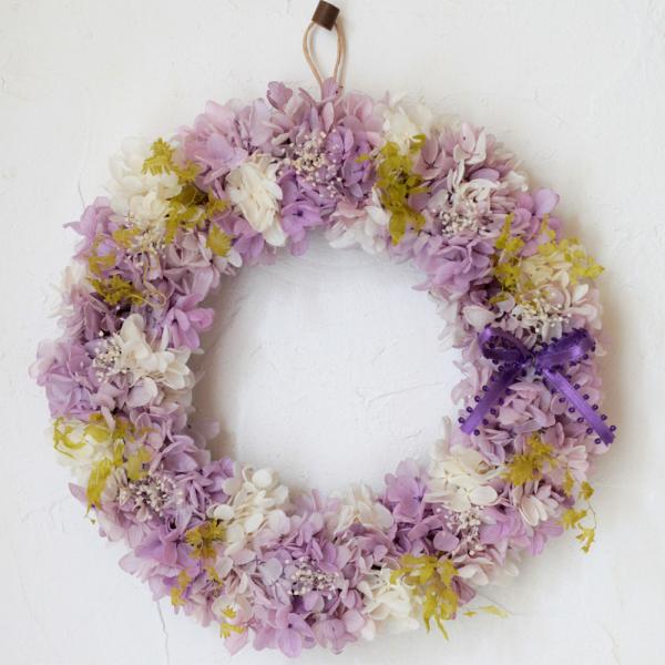 「 プリザーブドあじさいリース L / パープル  」サイズ：　直径 25 cmご用途：プリザーブドフラワー ドライフラワー 玄関 リビング インテリア お誕生日 プレゼント ギフト 結婚祝い 結婚式 結婚記念日 電報 出産祝い 新築祝い ...