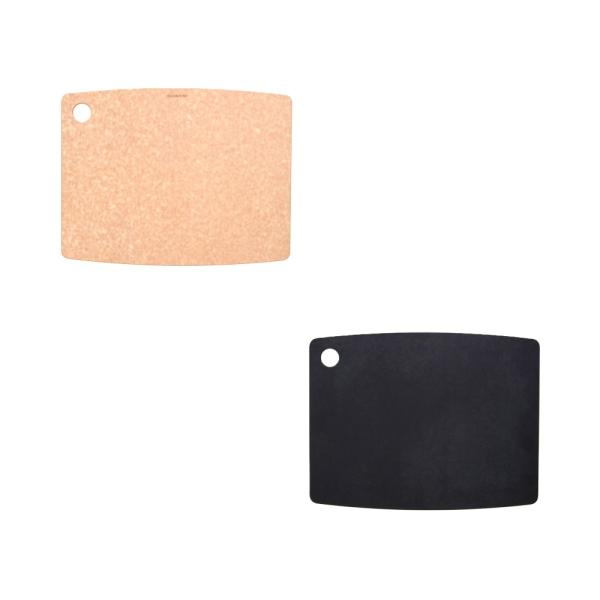 木のような優しい質感でスタイリッシュなデザインの耐久性に優れたカッティングボード。木の繊維を合成した素材を使用している耐久性に優れたカッティングボードです。表面は非多孔性で細菌が侵入しにくく、薄型なので食材を切ってそもままお鍋にサッと入れる...