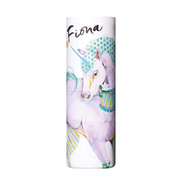 ふんわり香る魔法のスティック♪いつでもどこでもあなたに寄り添うパフュームスティックです。チェリー＆マシュマロの香り。きゅんとするチェリーとほんのり甘いマシュマロのロマンティックなスウィートグルマン。パッケージは、夢を叶えるフェアリーテール ...