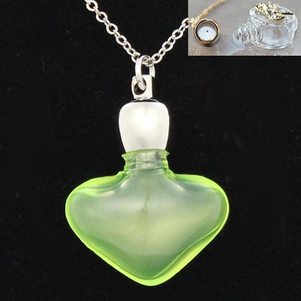 真鍮製のキャップと内側の白いパッキンの中央に小さな穴があいているので、常時アロマを香らせることができます。お好きなアロマオイル1〜2滴を専用スポイトでボトルに入れ、キャップをしっかりと締めてご使用ください。【ご注意】キャップに小さな穴が開い...