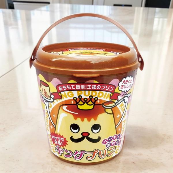 みんなで作って食べよう！夢のバケツプリンおうちで簡単に夢のバケツプリンが作れます。ご家族でお友達となどパーティーシーンにはもってこい！大盛り上がり間違いなしの商品です。・本体サイズ 17×16cm・本体重量:1Kg・プリンの素190g、カラ...