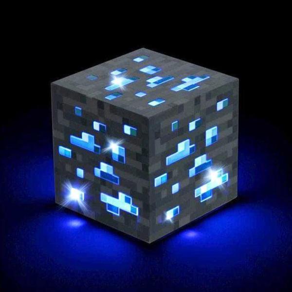 マインクラフトに登場する鉱石のライト充電式になって再登場！キャンプで宝探し！ダイヤ・レッドストーン・エメラルド・ゴールド材質：ABS樹脂構造サイズ：76mm×76mm×76mm