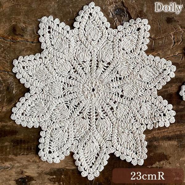 「マシンメイドレース シリーズ」のドイリー。コットン100％の機械編みレース。裏には細かい糸で二重に押さえられていて型崩れしないように編み込まれています。細かい糸が、ナチュラル感を醸し出していて、マシンメイドの可愛さを楽しめるシリーズ。優し...