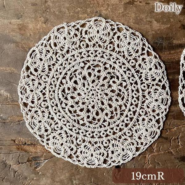 「マシンメイドレース シリーズ」のドイリー。コットン100％の機械編みレース。裏には細かい糸で二重に押さえられていて型崩れしないように編み込まれています。細かい糸が、ナチュラル感を醸し出していて、マシンメイドの可愛さを楽しめるシリーズ。優し...