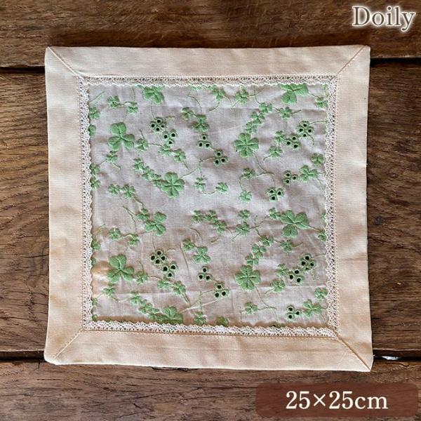 「クローバーガーデン シリーズ」のドイリー。三つ葉の刺繍の中に、四葉のクローバーが隠れています。綿100％の可愛いシリーズ。ナチュラルで爽やかなデザインが明るく彩るインテリアアイテム。