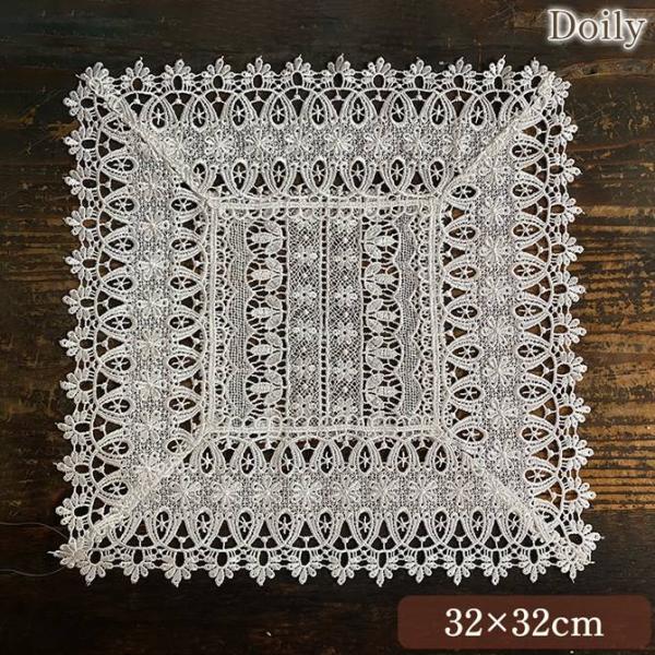 繊細で高級感のあるギュピールレースのドイリー。立体的なレース模様が上品に輝き、テーブルや花瓶敷き、小物のディスプレイに最適。クラシカルでエレガントな雰囲気を演出します。