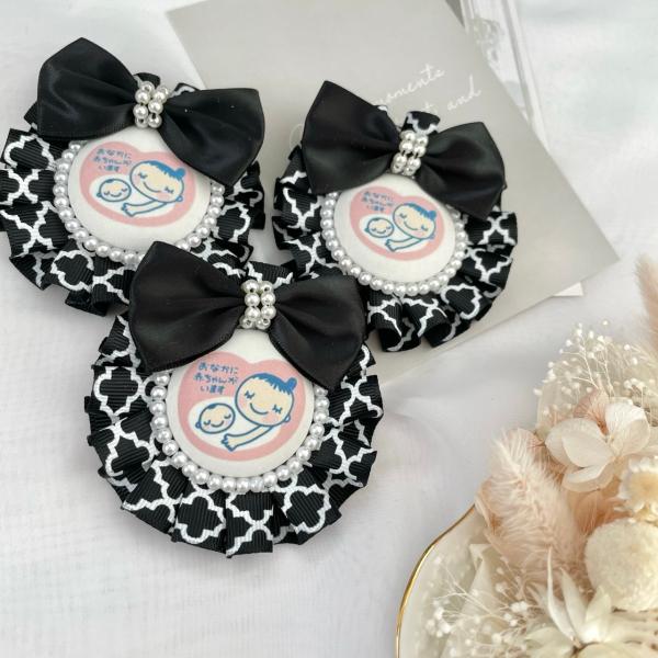 モロッカン柄のマタニティロゼットです。モノトーン好きな方にぴったりです！！・ご自分用に・妊婦さまと赤ちゃんのお守りに・お友達、ご家族のプレゼントにいかがでしょうか？？裏側の生地は無地の黒になります。