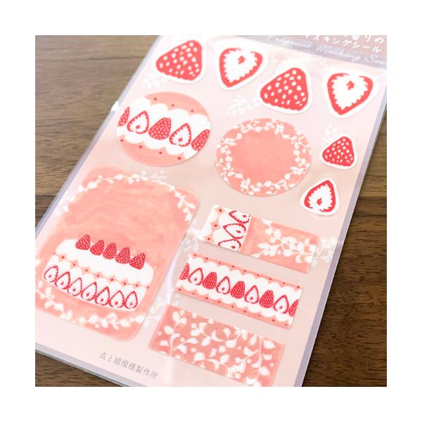 いちごをこすると、いちごの香りがほのかにただよう甘いステーショナリー。使う人も送られた人もほっとリラックスできますように…。いちごのテキスタイルがおしゃれな いちごデコ・ステーショナリー台紙サイズ：180×105mmマスキング用紙c点と線模...