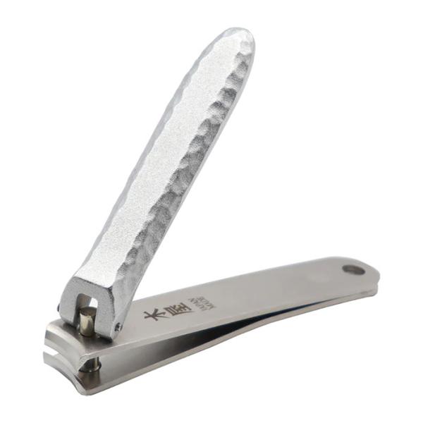 ご注文の品はメール便配送です（ポスト投函）単品でのご注文の場合は、代引きは受け付け出来かねます。ご了承くださいませ。細部の仕上げに拘り、機能を「切る」絞ったシンプルな爪切りです。鍛造技術で梃子に槌目の模様を表現。ギフトにも適した専用箱入りで...