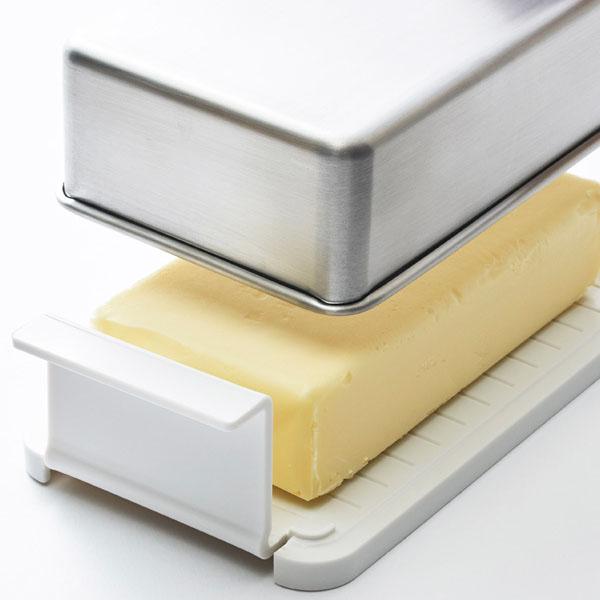 保冷性がよい、新鮮さを保つバターケース。ステンレス製の蓋で、臭いがつきにくく快適に使えます。トレーには切り分けしやすいようにラインが入っています。サイズ：約W89×D161×H46mm(約650ml)材質：蓋：18-8ステンレス、トレー：ポ...
