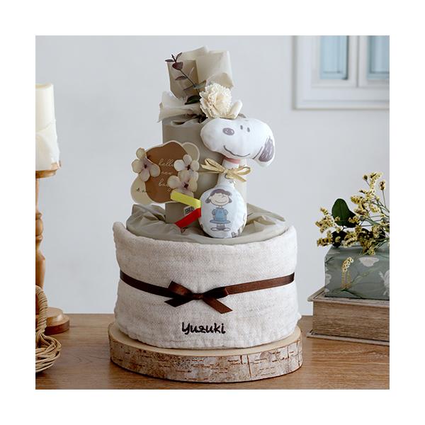 【出産祝い】スヌーピー（snoopy）にぎにぎラトルおむつケーキ◆サイズ本体： W200×D200×H320mm◆名入れについてタオルにお名前をお入れすることができます。ひらがな5文字、英字8文字程度でご指定下さい。※英字の場合、最初の文字...