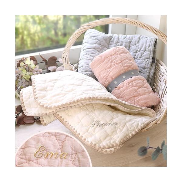 多用途にオールシーズン使えるお名前が入ったおしゃれなイブル・ステッチマット！◆サイズ約50×約70cm★お名前刺繍について★+330円でお名前刺繍をお入れすることができます。書体は3種類からお選びいただけます。お名前刺繍の糸色はゴールド糸か...