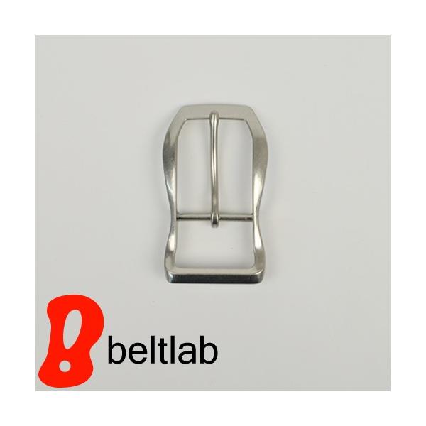 35mm幅のベルトに使える、シルバーカラーのバックル。お手持ちのベルトのバックルと交換できる、バックル単体での販売です。スペック・適応:ベルト幅35mm・種類 :ギャリソンバックル・素材:亜鉛合金・サイズ:W 88mm × H 51mm・重...