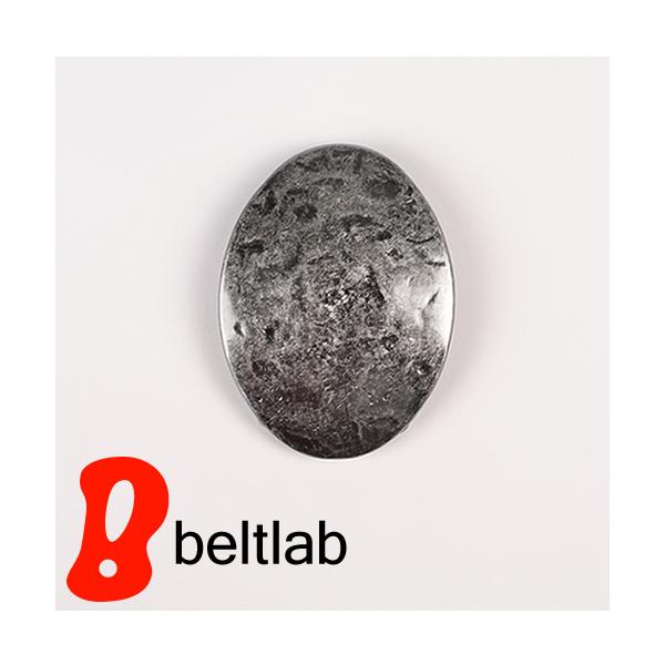 35mm幅のベルトに使える、シルバーカラーのバックル。お手持ちのベルトのバックルと交換できる、バックル単体での販売です。スペック・適応:ベルト幅35mm・種類:トップバックル・素材:亜鉛合金・サイズ：W:64mm × H:86mm・重量:約...