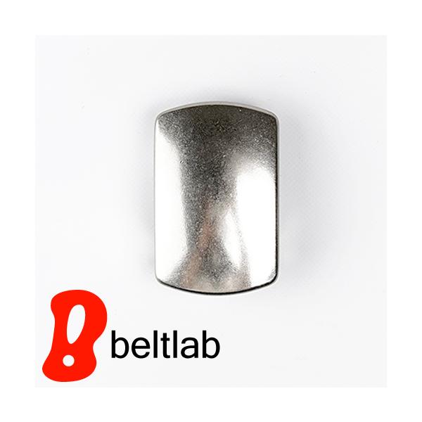 35mm幅のベルトに使える、シルバーカラーのバックル。お手持ちのベルトのバックルと交換できる、バックル単体での販売です。スペック・適応:ベルト幅35mm・種類:トップバックル・素材:亜鉛合金・サイズ：W:42mm × H:65mm・重量:約...