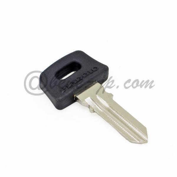 ハンドル/イグニッション/シートロック用のブランクキーPiaggio 純正品で　" Piaggio"　のロゴがあります。Vespa PXシリーズに対応しますが、ご注文前に必ず鍵の形状を確認してからご注文ください。不適合等での返品は行っており...