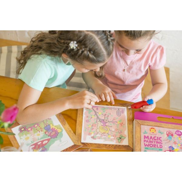 水で濡らすと絵が浮き出てくる不思議なぬりえです。付属のブラシのボトルに水を入れてお絵かきするとイラストが浮かび上がってきます。乾けばまた白く戻るので何度でも遊べます。ペイントカードの裏には「見つけてみよう」と、いくつかのアイテムの話題が書か...