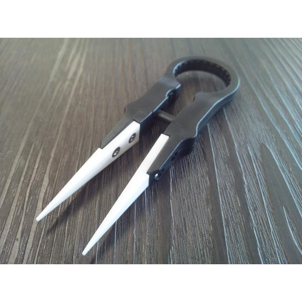 先端に通電しないセラミックを使用。コイル成型時にあると便利なアイテムです。中央の小さなくぼみはチムニー等内部パーツの開閉に、大きなくぼみはタンク開閉やエアフロー調整などに利用できます。※先端部のセラミックは衝撃に弱い素材ですので、取扱いには...