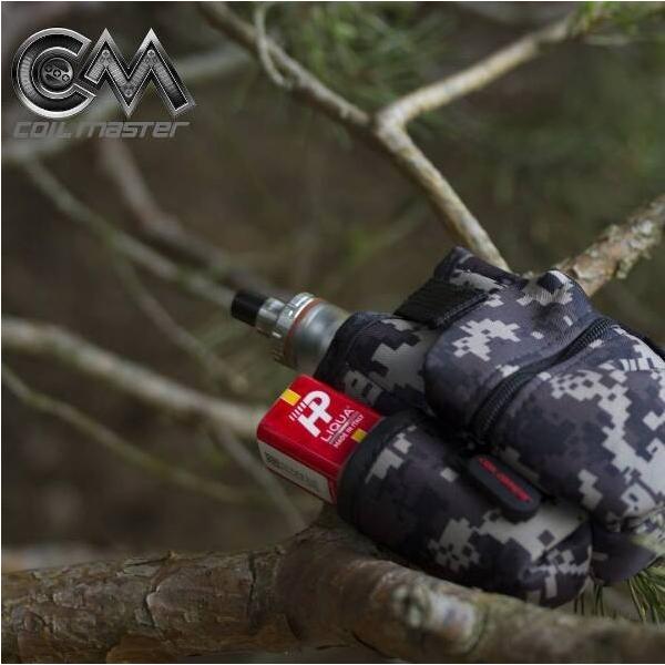 Coil Master のVAPE用ポーチ（カラビナ付き）です。色は黒と迷彩です。【配送方法】宅急便（ヤマト運輸）・追跡番号有り・対面配達【注意事項】・輸入品のため、多少のキズ・汚れ等がある場合があります。