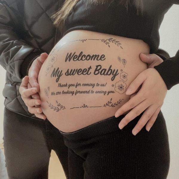 「私たちのところに来てくれた大切な天使」その感謝と待ち遠しい思いをマタニティフォトにして残しませんか。ご自宅で簡単にボディペイントシールを使っておしゃれなマタニティフォトが撮れます。台紙の大きさは縦横21cmです。安心安全の素材を使用してお...