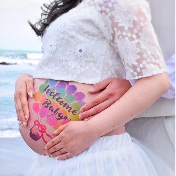 「私たちのところに来てくれた大切な天使」その感謝と待ち遠しい思いをマタニティフォトにして残しませんか。ご自宅で簡単にボディペイントシールを使っておしゃれなマタニティフォトが撮れます。台紙の大きさは縦横21cmです。安心安全の素材を使用してお...