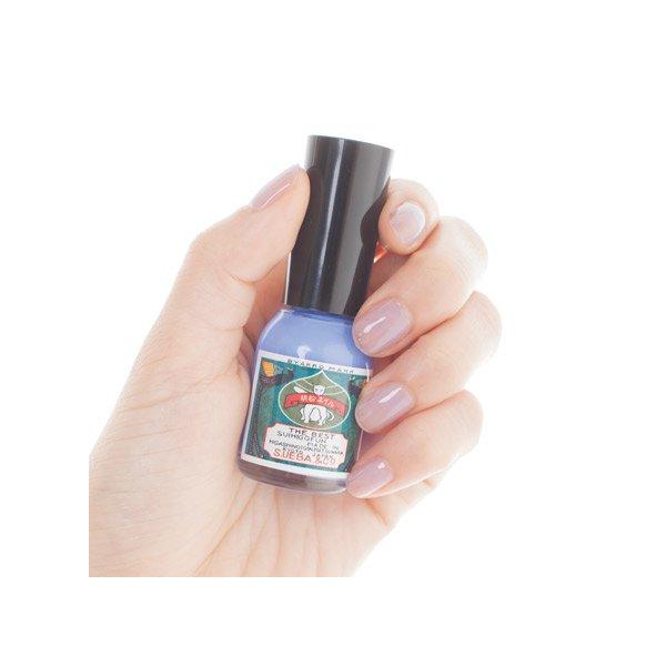 【ご購入後の当店からの連絡はご登録のメールアドレスに通知いたします。必ずご確認ください】有機溶剤を使用していないため、従来のマニキュアのような刺激臭がありません。通気性と速乾性に優れ、ベタつかず、サラッとした使い心地です。落とす際には、市販...