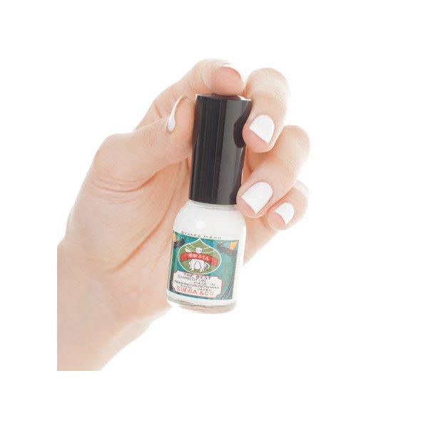 【ご購入後の当店からの連絡はご登録のメールアドレスに通知いたします。必ずご確認ください】有機溶剤を使用していないため、従来のマニキュアのような刺激臭がありません。通気性と速乾性に優れ、ベタつかず、サラッとした使い心地です。落とす際には、市販...