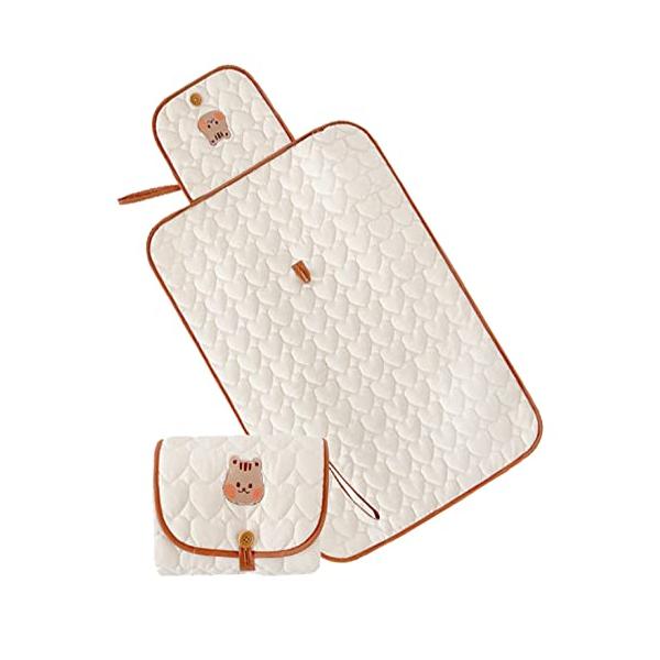 【ご購入後の当店からの連絡はご登録のメールアドレスに通知いたします。必ずご確認ください】外出先でも赤ちゃんのおむつ替えができる、携帯用のオムツ替えマットです。かわいいクマさん、ウサギさん、リスさんの3種類からお選びいただけます。表面はハート...