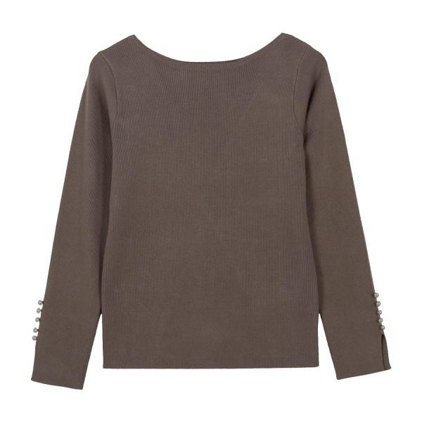 【ご購入後の当店からの連絡はご登録のメールアドレスに通知いたします。必ずご確認ください】【商品概要】シンプルなデザインにパール使いがポイントのニットトップスです。アクセサリー無しでも上品に仕上げてくれるのが嬉しいポイント。さり気ないパール使...