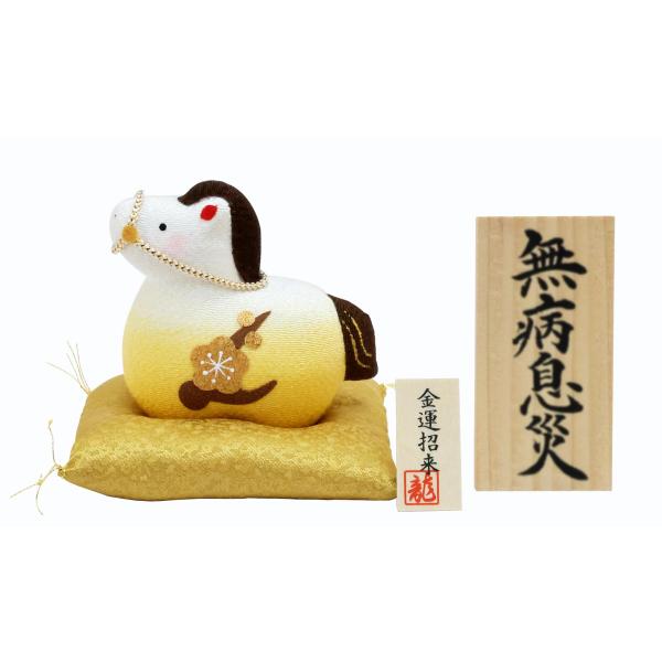 【ご購入後の当店からの連絡はご登録のメールアドレスに通知いたします。必ずご確認ください】【商品概要】金の座布団に座ったおしとやかな午のお飾り。豊かさを象徴する金色に輝く姿は金運を運ぶともいわれています。全体（横幅10×奥行10×高さ9cm）...