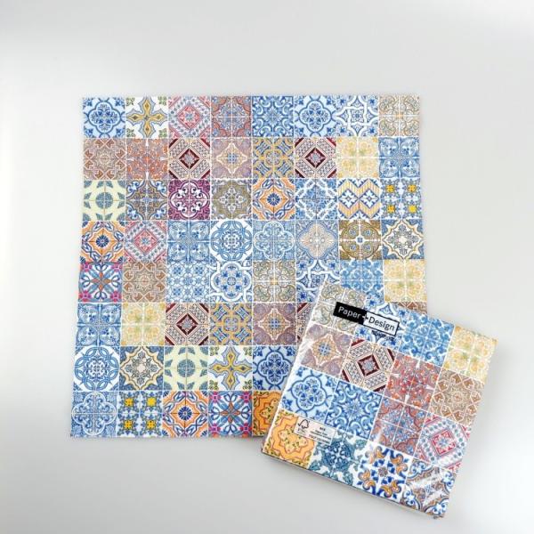 POPでカラフルなものから、シックなデザインまで幅広く楽しめるPAPER+DESIGN。日常使いから、ホームパーティやピクニックのお供などにも。デコパージュにも最適！食卓が楽しく彩ります。33×33cm 幾何学模様 PD200264■店内在...