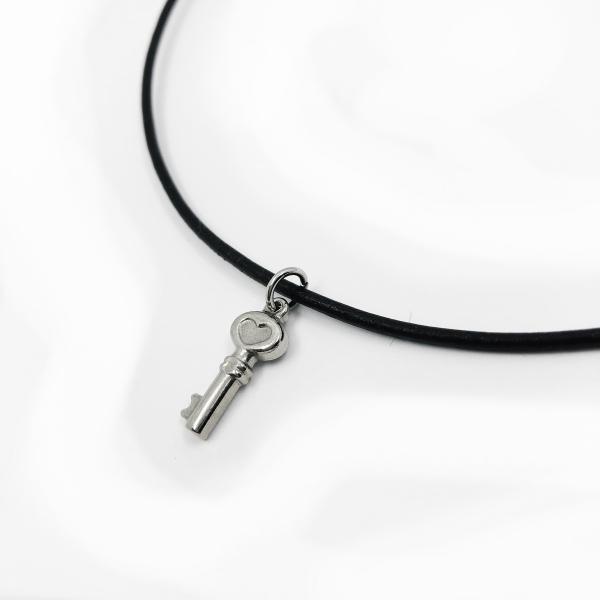 【聖HIJIRIsilverworks】スネーククロスペンダントレザーチョーカー 聖HIJIRIsilverworks】スネーククロスペンダントレザーチョーカー