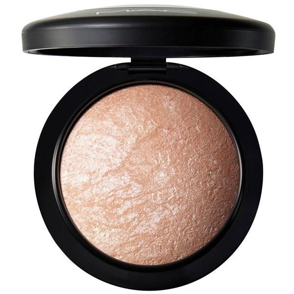 磨き上げたようなハイライト効果をプラスするパウダー。なめらかでベルベットのようなつけ心地のパウダー。メタリック感のある仕上がり。チークや頬、眉に、磨きあげたようなハイライト効果をプラスし、顔全体に、ゴージャスなツヤを与えて。商品名に【並行輸...