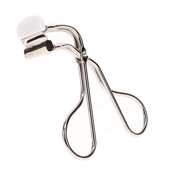 シュウウエムラSカーラー メイクアップアーティストのアトリエから誕生さまざまな目のカタチ、大きさにも対応できるアイラッシュカーラー。小回りの利くフレームと安定感を求めたサイドバー フリー設計。まつ毛のカール調整や細かな部分のアクセント付けを...