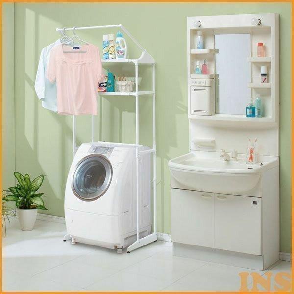 洗濯機のサイズに合わせて、内寸を幅60〜88.5cmまで伸縮できるランドリーラックです。上部には、小物が落ちにくいプラスチック製のフラット棚と、仮干しなどに便利なハンガーバーをつけました。背面にすじかい棒を付けることで、ぐらつきを防ぎます。...