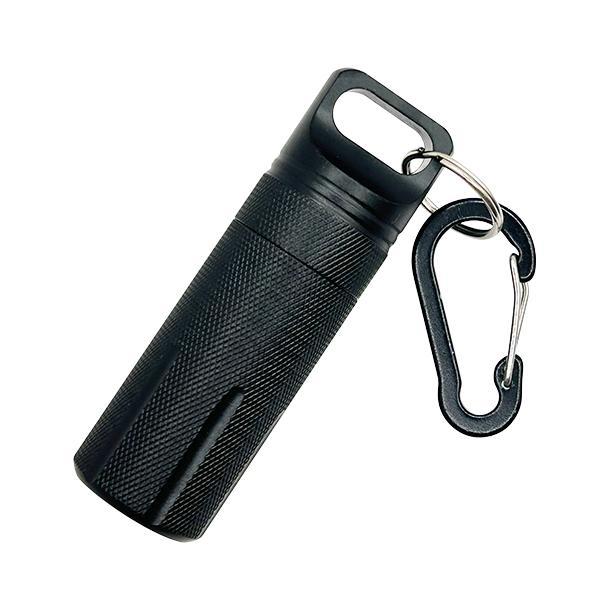 【商品説明】・防水・気密性: 高精度のネジ口設計とゴムパッキンきで、防水性を強化しています。内容物をしっかり保護し匂いも防止します。・スマートなサイズ感: 軽量でコンパクト。紙タバコ約6〜7本分の収納可能。・携帯便利: 手のひらサイズで嵩張...