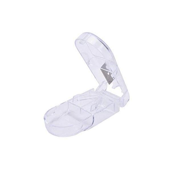 こちらの商品は追跡可能メール便/定形・定形外郵便にて発送します。宅配便ご希望のお客様は「有料宅配便」をご選択ください。【商品仕様】≪商品サイズ≫約4.0cm×約8.5cm×約2.5cm≪カラー≫クリア/透明≪材質≫プラスチック/鋼材【商品説...