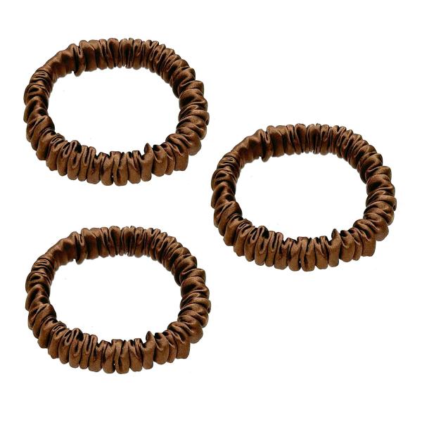 【商品説明】・シルク素材：繊細な髪にもやさしく、摩擦を最小限に抑え、枝毛や切れ毛の原因を防止。・跡がつかない＆高弾性ゴム：しっかりホールドしつつ、髪にクセがつきにくい。・静電気防止効果：乾燥する季節でも広がり知らず。しっとりまとまる髪へ。・...