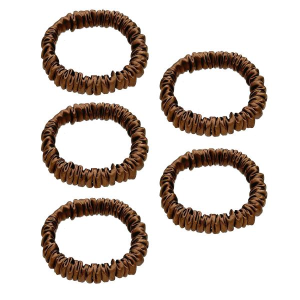 【商品説明】・シルク素材：繊細な髪にもやさしく、摩擦を最小限に抑え、枝毛や切れ毛の原因を防止。・跡がつかない＆高弾性ゴム：しっかりホールドしつつ、髪にクセがつきにくい。・静電気防止効果：乾燥する季節でも広がり知らず。しっとりまとまる髪へ。・...