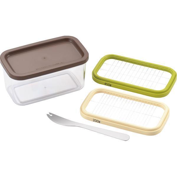 7041400 バターカッターナイフ付450ｇの大容量と200ｇの家庭用に対応したバターカッター。常温に戻したバターを置いて、ギュッと押すだけで切れてるバターの出来上り。フタをしてそのまま冷蔵庫に保存できます。ホームベーカーリーやお菓子作り...