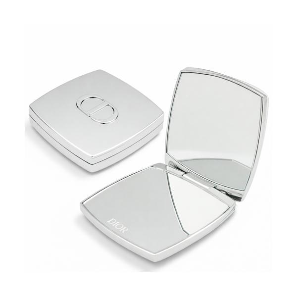 【ブランド】クリスチャンディオール【商品カテゴリ】メイクアップ   アクセサリー・雑貨  【分類】海外正規品（並行輸入品）【原産国】中国など【商品区分】化粧品・フレグランス【商品説明】クリスチャンディオールオリジナルのロゴ付きスクエア型ミラ...