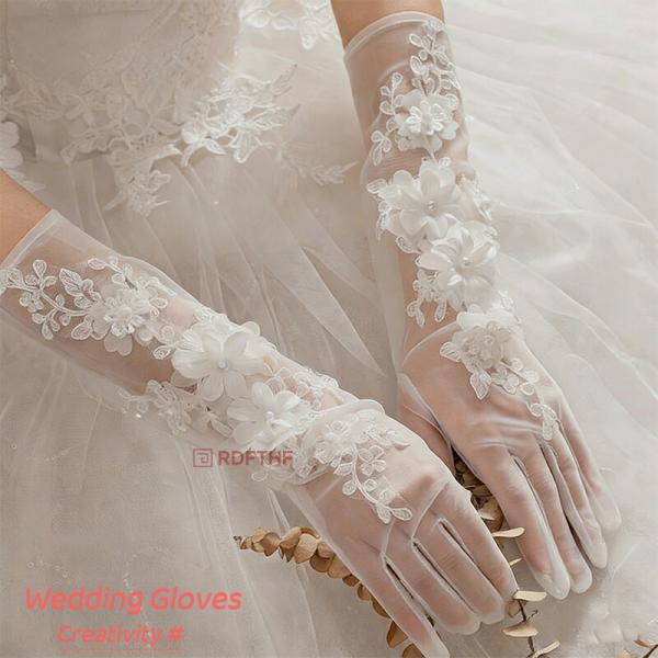 魅力的なレースグローブで、ウェディングドレスに華やかさとエレガンスを加えましょう。シースルーな素材と花モチーフはシックな印象を与え、おしゃれなスタイルを演出します。結婚式、二次会、パーティー、発表会、イベントなど特別な日で、一生に一度の特別...